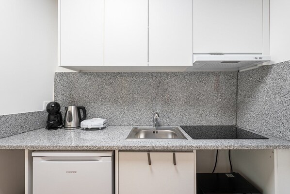 Fridge, microwave, oven, coffee/tea maker