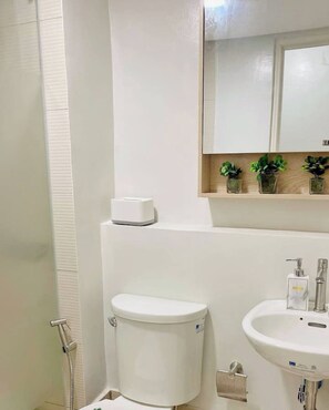 Dusj, håndklær, såpe og sjampo