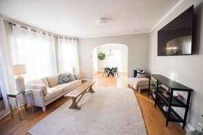 TV, offices - The Stallis Palace: Large 3BR House (West Allis)