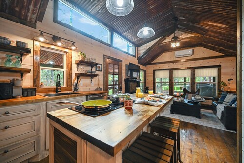 Cozy Couples Cabin/Private & Secluded/Hot Tub/Fire Pit/Hillside View