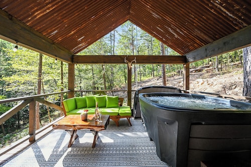 Cozy Couples Cabin/Private & Secluded/Hot Tub/Fire Pit/Hillside View