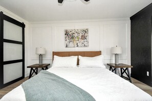 4 habitaciones, escritorio y tabla de planchar con plancha 