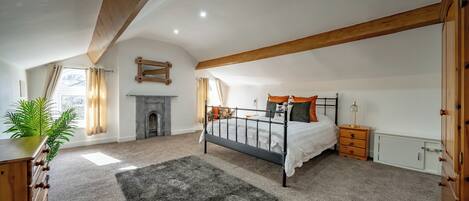 4 bedrooms, in-room safe, iron/ironing board, free WiFi