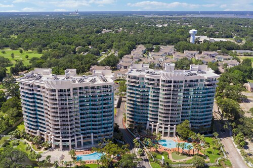 Serenity Now: Your Tranquil Escape Awaits. 2 POOLS! Walk to the Beach!