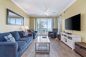 Smart TV, books - Serenity Now: Your Tranquil Escape Awaits. 2 POOLS! Walk to the Beach! (Gulfport)