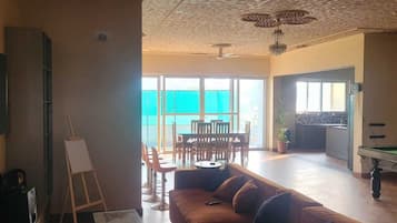 Smart TV, DVD player, livros