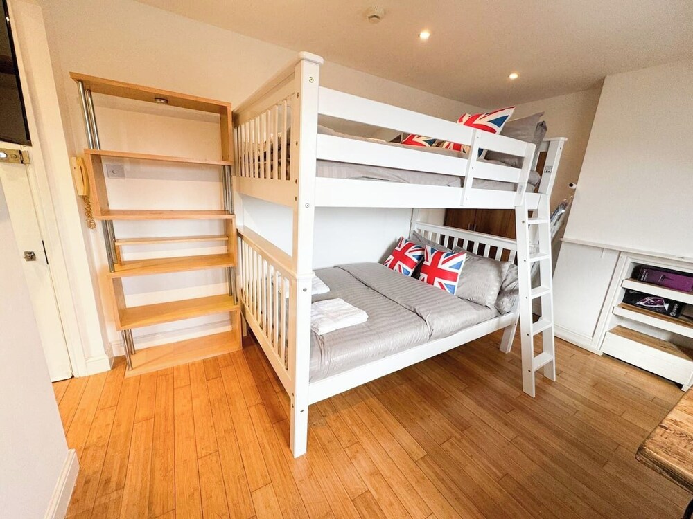 12 minutes tube to Oxford street London Vrbo