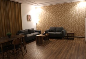 Minibar, escritorio y espacio para trabajar con laptop 