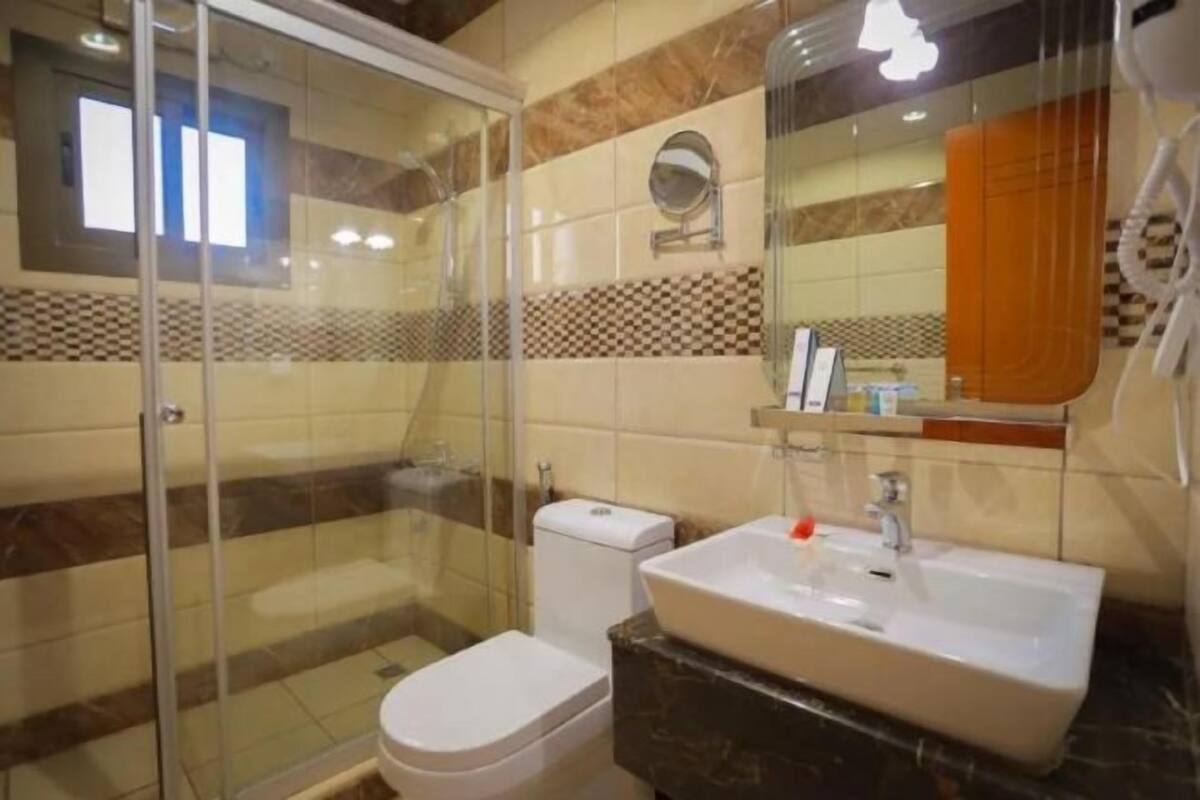 Shower, free toiletries, hair dryer, bidet