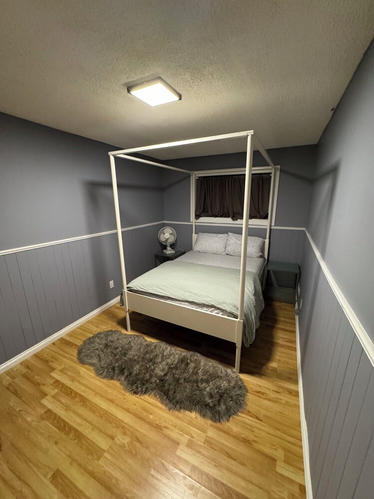 Cozy house with Jacuzzi tub Calgary Vrbo