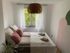2 habitaciones, tabla de planchar con plancha, wifi y ropa de cama