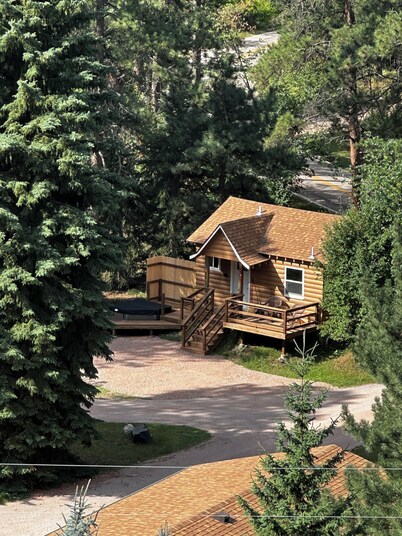 Guest House Studio Cabin w/Hot Tub and Beautiful Views.