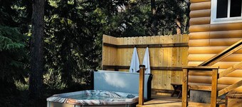 Guest House Studio Cabin w/Hot Tub and Beautiful Views.