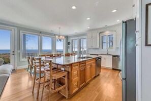 Interior - 6br Oceanfront Cottage w/ awesome views and short walk to the boardwalk. (Carolina Beach)