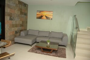 Family House | Living area | 32-inch flat-screen TV with satellite channels, TV - Casa Confort La Herradura (Arandas)