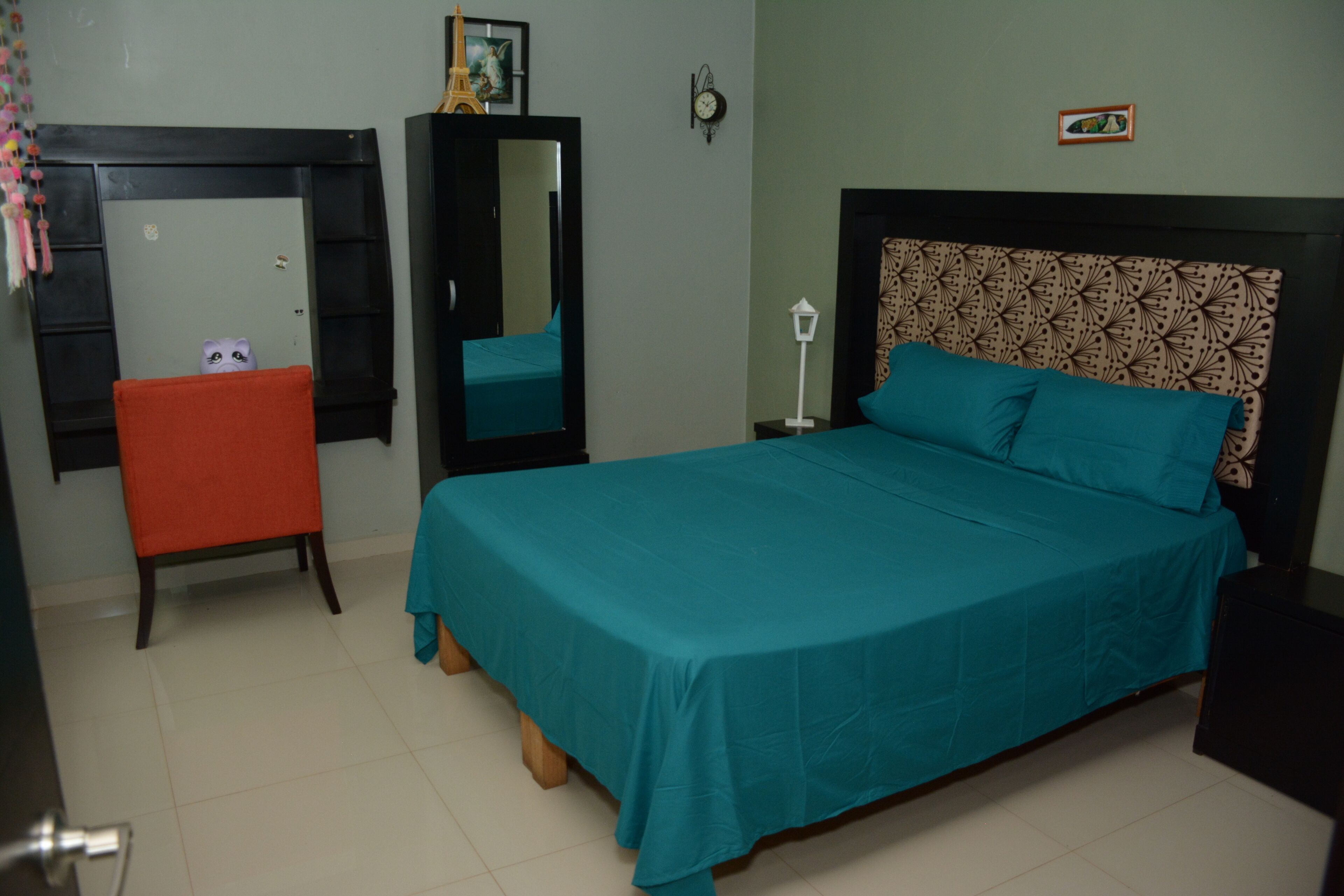 2 habitaciones, escritorio y espacio para trabajar con laptop 