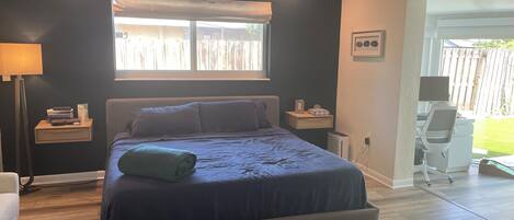 2 dormitorios, caja fuerte, escritorio y cuna de viaje