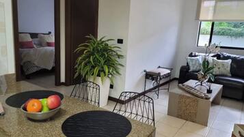 1 habitación, tabla de planchar con plancha, wifi y ropa de cama