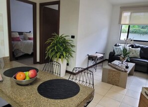 1 dormitori, planxa i posts de planxar, wifi i roba de llit