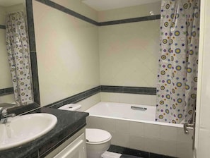 Serviettes fournies, savon, papier toilette