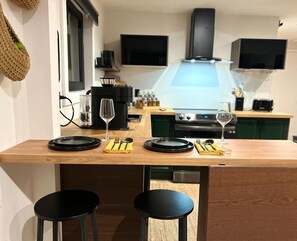 Fridge, microwave, oven, stovetop - Entire Home 3beds- 1Bath in New Haven, Connecticut (New Haven)