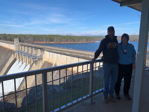 Pet-Friendly 3-bedroom neighborhood home close to shopping, lake and river