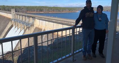 Pet-Friendly 3-bedroom neighborhood home close to shopping, lake and river