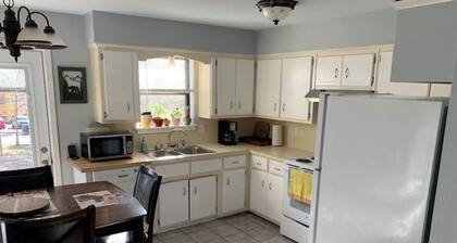Pet-Friendly 3-bedroom neighborhood home close to shopping, lake and river