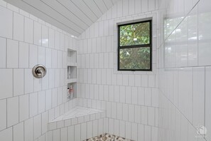 Douche, séchoir à cheveux, serviettes fournies