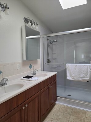Shower, hair dryer, towels, soap - Charming 2-bedroom house in quite Randle with AC, WiFi, outdoor space and more. (Randle)