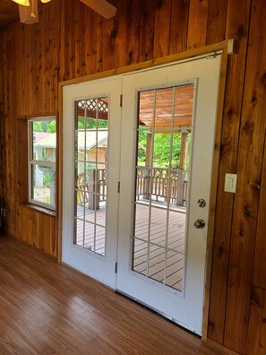 Interior - Charming 2-bedroom house in quite Randle with AC, WiFi, outdoor space and more. (Randle)