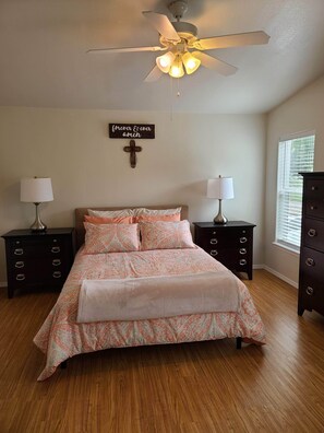 2 chambres, bureau, fer et planche à repasser, lit parapluie