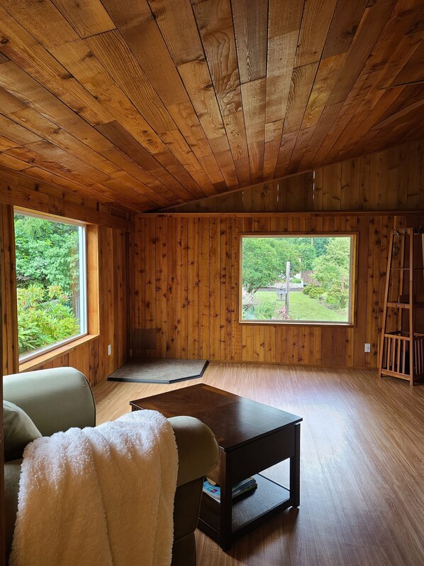 Interior - Charming 2-bedroom house in quite Randle with AC, WiFi, outdoor space and more. (Randle)