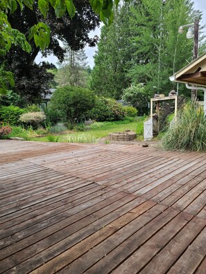 Property grounds - Charming 2-bedroom house in quite Randle with AC, WiFi, outdoor space and more. (Randle)