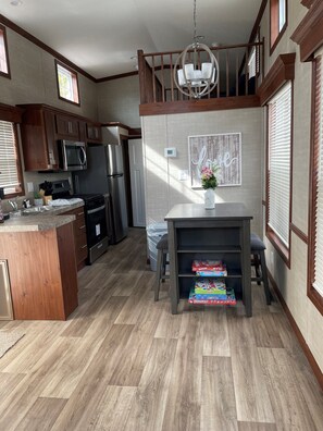 Jääkaappi, mikroaaltouuni, uuni, liesi