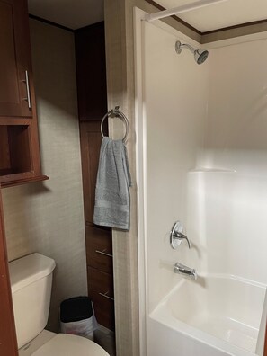 Secadora de cabello, toallas, papel de baño 