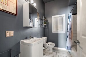 Haartrockner, Handtücher, Seife, Toilettenpapier