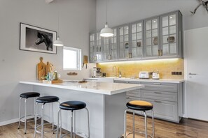 Frigorífico, horno, placa de cocina y lavavajillas