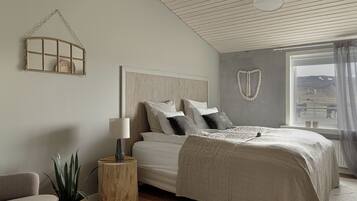 3 bedrooms, iron/ironing board, travel crib, bed sheets