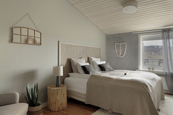 3 makuuhuonetta, silitysrauta/-lauta, vauvan matkasänky, vuodevaatteet