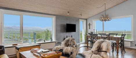 TV, bøker og stereoanlegg