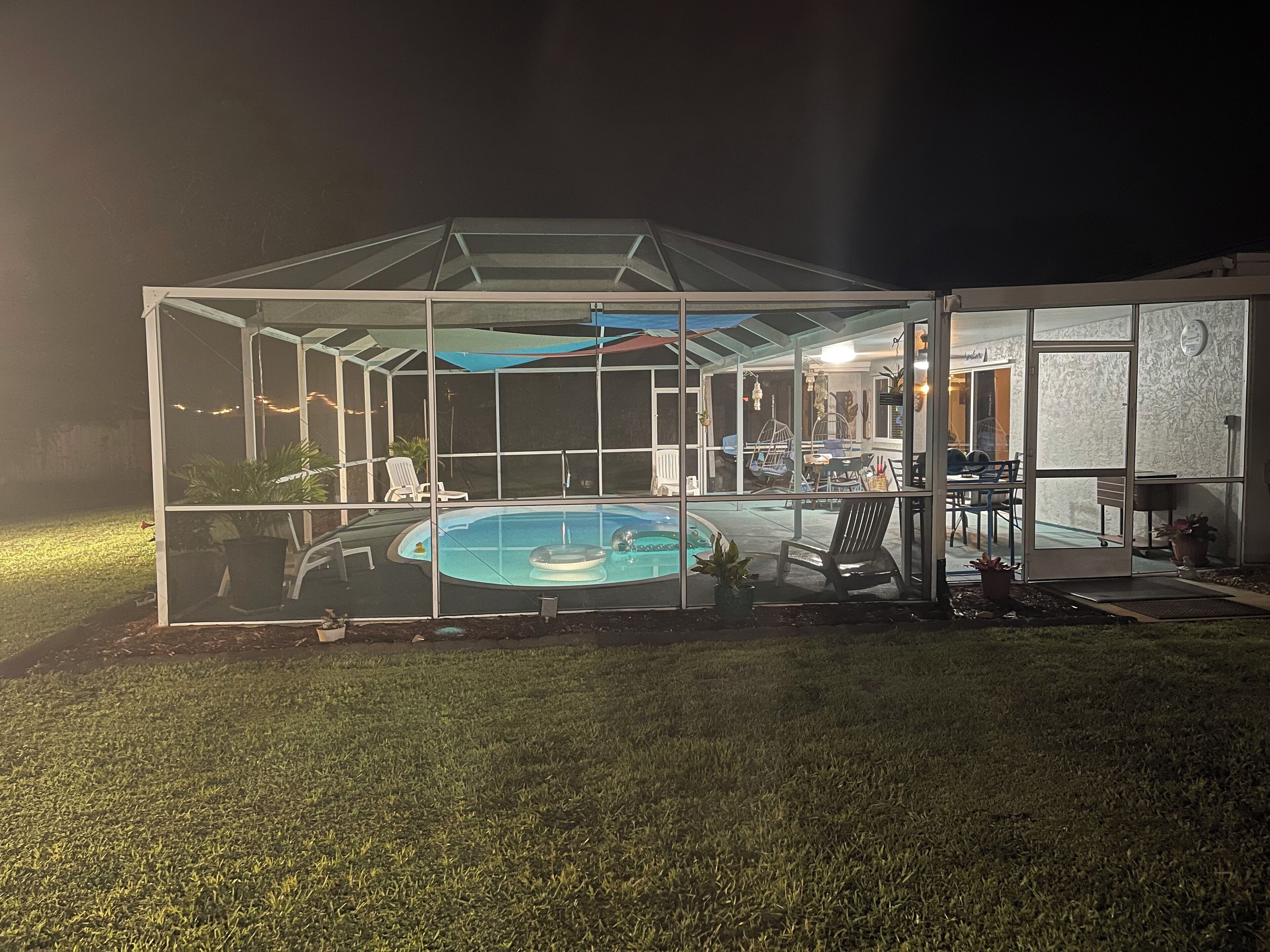 Een buitenzwembad, een verwarmd zwembad