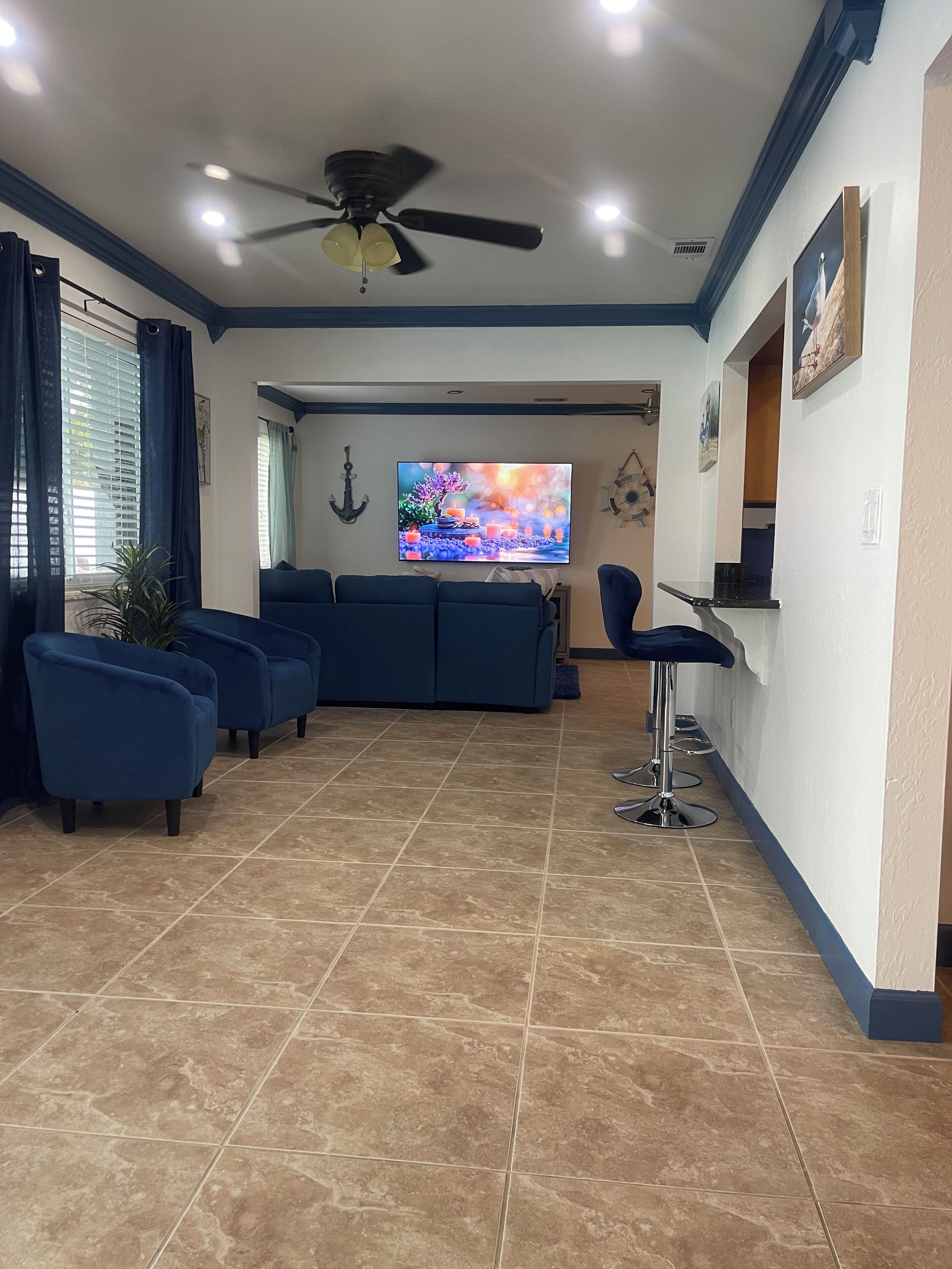 Een smart-tv en boeken