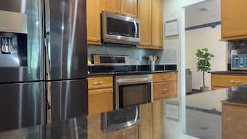Geladeira, micro-ondas, fogão, cooktop