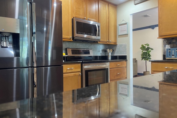 Frigorifero, microonde, forno, piano cottura