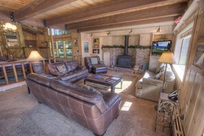 Télévision, cheminée, lecteur de DVD, livres