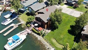 Un barrio residencial con una casa cerca de un muelle y barcos.