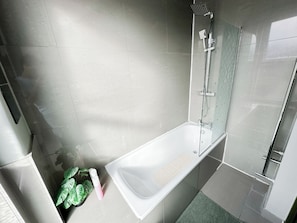Haartrockner, Handtücher, Seife, Shampoo