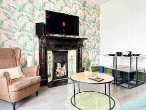 Smart TV, fireplace