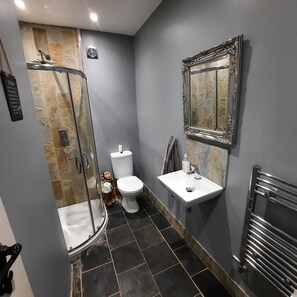 Serviettes fournies, savon, papier toilette